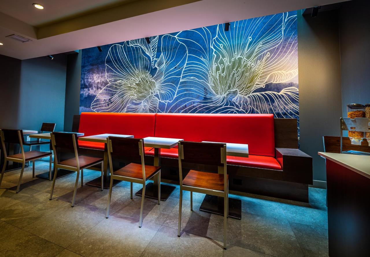 La Quinta By Wyndham Time Square South Hotel New York Exterior photo